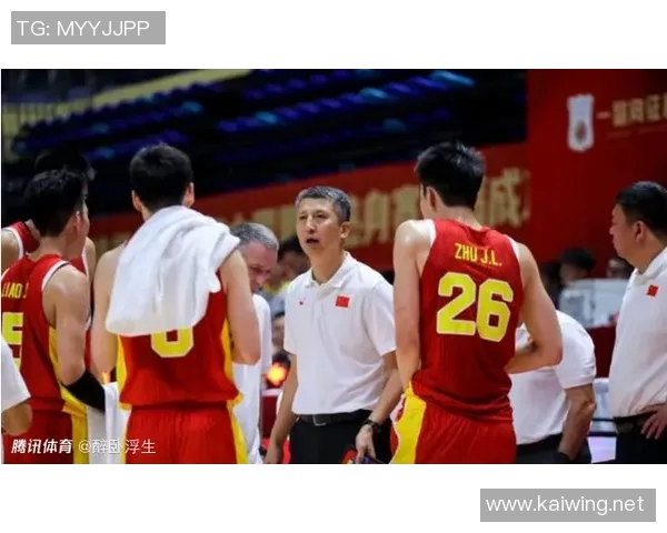 曾凡博调侃周琦儿子亲密无间自己抱孩子已经习惯了