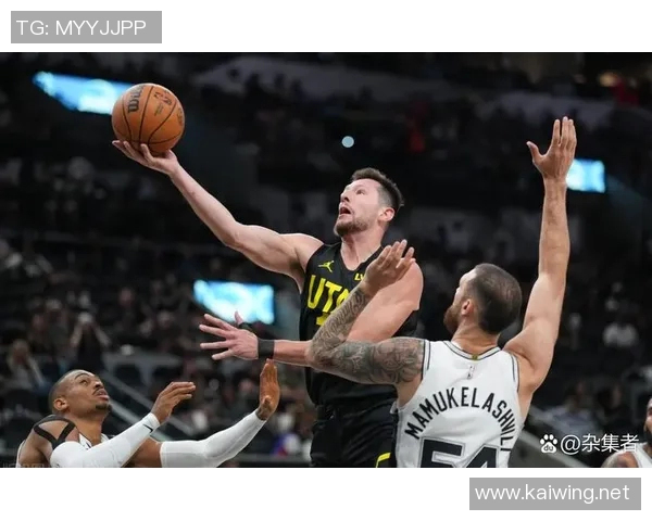 马刺与爵士激战正酣NBA赛场精彩瞬间回顾与分析